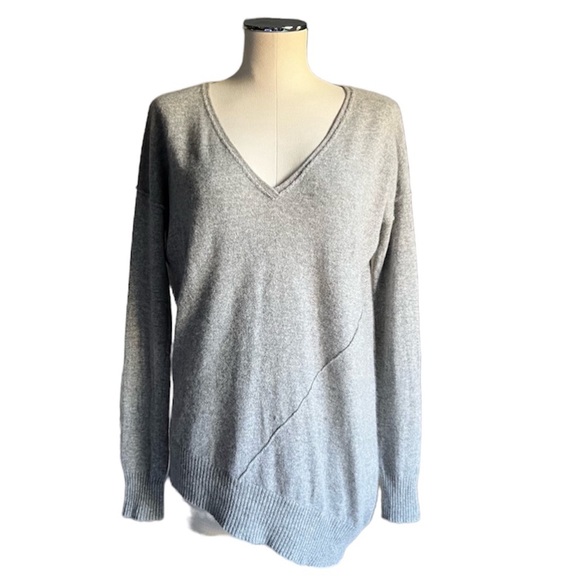 WYATT Collection 100% Cashmere Knit Sweater Sz S Asymmetrical Hem V Neck Grey - Picture 1 of 17